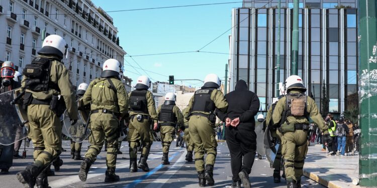 ΕΛΑΣ: 19 συλλήψεις και 200 προσαγωγές στη συγκέντρωση για τα Τέμπη στο Σύνταγμα - ertnews.gr