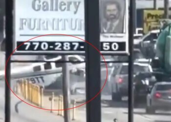 ΗΠΑ: Δραματική αναγκαστική προσγείωση αεροσκάφους στη μέση του δρόμου στη Τζόρτζια - Δείτε βίντεο