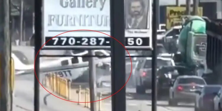 ΗΠΑ: Δραματική αναγκαστική προσγείωση αεροσκάφους στη μέση του δρόμου στη Τζόρτζια - Δείτε βίντεο