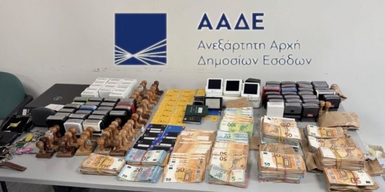 ΑΑΔΕ: Εξαρθρώθηκε κύκλωμα εκατοντάδων αχυρανθρώπων με 380 επιχειρήσεις και χρέη 43 εκατ. ευρώ