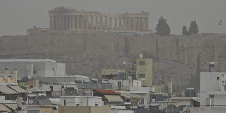 Αφρικανική σκόνη: Στο «κόκκινο» η Αττική και η νότια Ελλάδα – Πότε αναμένεται η κορύφωση και η υποχώρηση του φαινομένου (Live χάρτης)