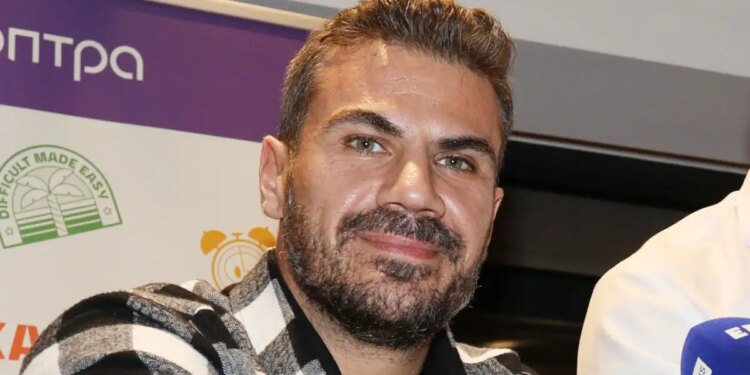 Ο Άκης Πετρετζίκης έπεσε από άλογο και ράγισε το πλευρό του: «Ο πόνος είναι αφόρητος»