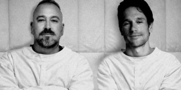Ο Γιώργος Αλκαίος και ο Πάνος Βλάχος κυκλοφόρησαν ένα τραγούδι με τίτλο «Δεν με βολεύει»