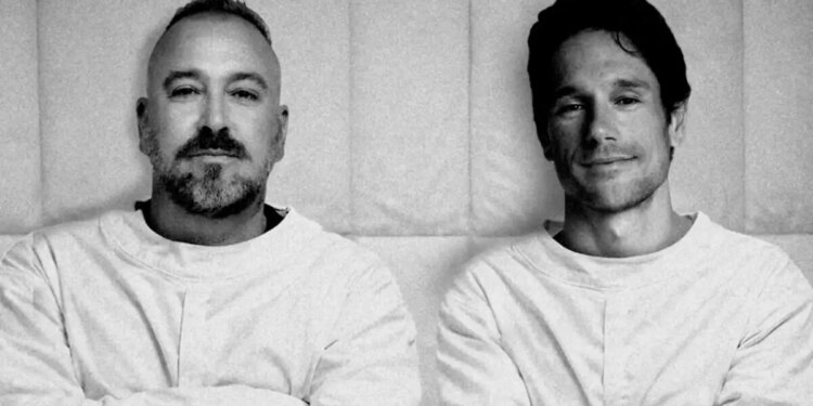Ο Γιώργος Αλκαίος και ο Πάνος Βλάχος κυκλοφόρησαν ένα τραγούδι με τίτλο «Δεν με βολεύει»