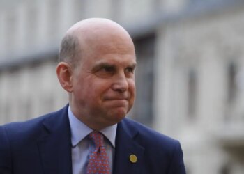 Ροζ σκάνδαλο στο ΝΑΤΟ: Ο Βρετανός πρέσβης συζεί με την 29χρονη ασκούμενή του στην επίσημη κατοικία στις Βρυξέλλες