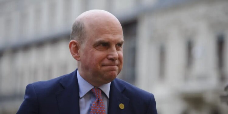 Ροζ σκάνδαλο στο ΝΑΤΟ: Ο Βρετανός πρέσβης συζεί με την 29χρονη ασκούμενή του στην επίσημη κατοικία στις Βρυξέλλες