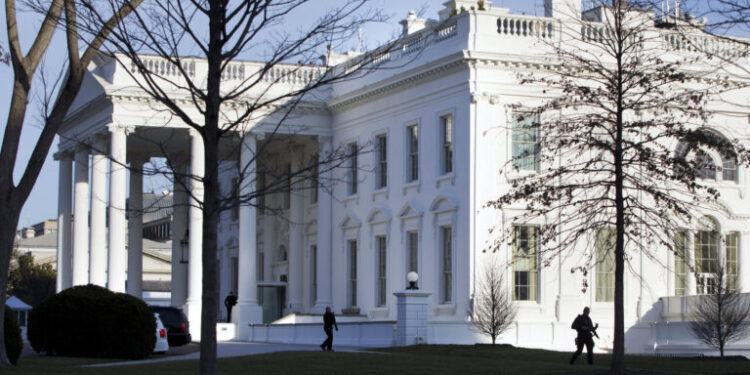 Επέδωσε τα διαπιστευτήριά του στον Ντόναλντ Τραμπ ο νέος πρέσβης της Ελλάδας στις ΗΠΑ