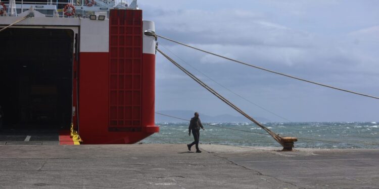 Σε ισχύ το απαγορευτικό απόπλου λόγω θυελλωδών ανέμων – Σε ποια λιμάνια παραμένουν δεμένα τα πλοία
