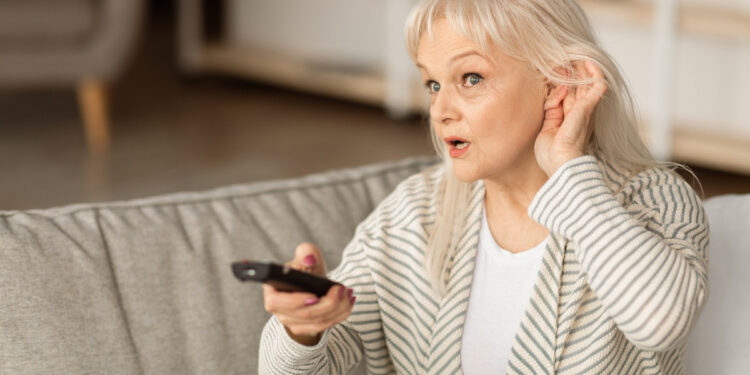 Η άνοια συχνά συνδέεται με την απώλεια ακοής – Και αυτός μπορεί να είναι ο λόγος