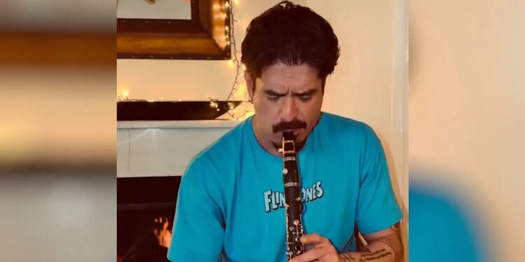 Ο Άρης Μουγκοπέτρος παίζει κλαρίνο με δύο δάχτυλα
