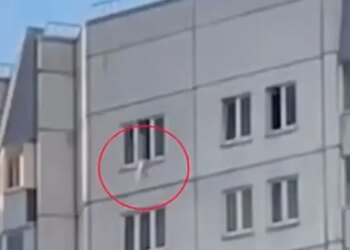 Τρομακτικό βίντεο από την Αγία Πετρούπολη: 18 μηνών βρέφος άνοιξε το παράθυρο και έπεσε από 33 μέτρα, σώθηκε με παλτό