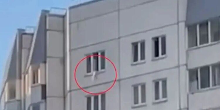 Τρομακτικό βίντεο από την Αγία Πετρούπολη: 18 μηνών βρέφος άνοιξε το παράθυρο και έπεσε από 33 μέτρα, σώθηκε με παλτό