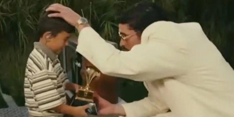 Ο Bad Bunny χάρισε το Grammy του σε μικρό αγόρι στη σκηνή του Super Bowl – Η στιγμή που έγινε viral