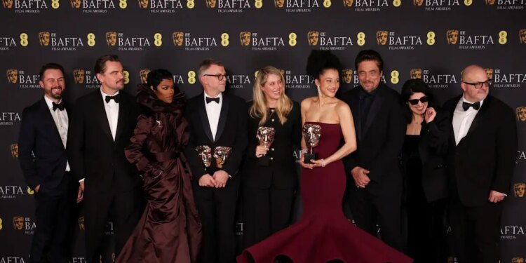 Η μαύρη κωμωδία «Μια μάχη μετά την άλλη» κέρδισε τα βραβεία καλύτερης ταινίας και σκηνοθεσίας