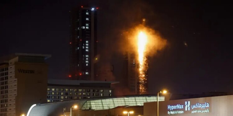 Τρόμος σε Ντουμπάι και Μπαχρέιν - Στις φλόγες το Fairmont Hotel, χτυπήματα σε ουρανοξύστες και σκηνές πανικού