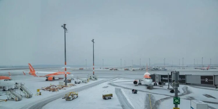 Βερολίνο: Κλειστό παραμένει το αεροδρόμιο εξαιτίας του μαύρου πάγου