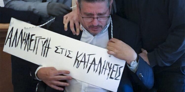 ΑΣΟΕΕ: Με κρατούσαν και μου έβαλαν την ταμπέλα με τη βία, κατέθεσε ο πρώην πρύτανης για τη διαπόμπευσή του