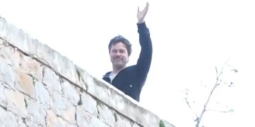 Μπραντ Πιτ: Η στιγμή που χαιρετά τις τηλεοπτικές κάμερες στην Ύδρα