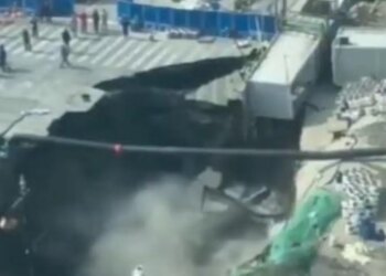Τρομακτικό βίντεο στην Κίνα: Τεράστια καθίζηση «καταπίνει» δρόμο στη Σανγκάη και παρασύρει τα πάντα