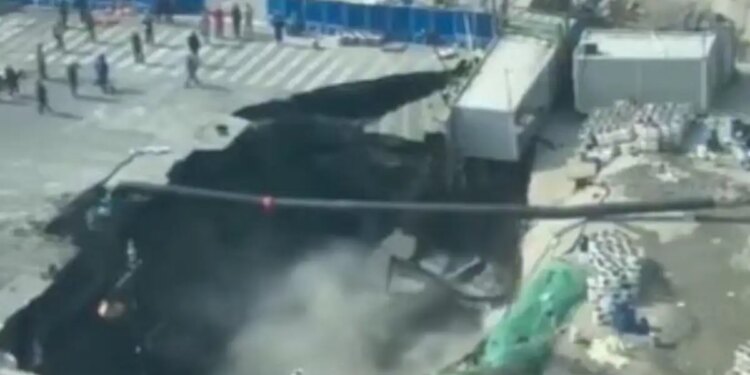 Τρομακτικό βίντεο στην Κίνα: Τεράστια καθίζηση «καταπίνει» δρόμο στη Σανγκάη και παρασύρει τα πάντα