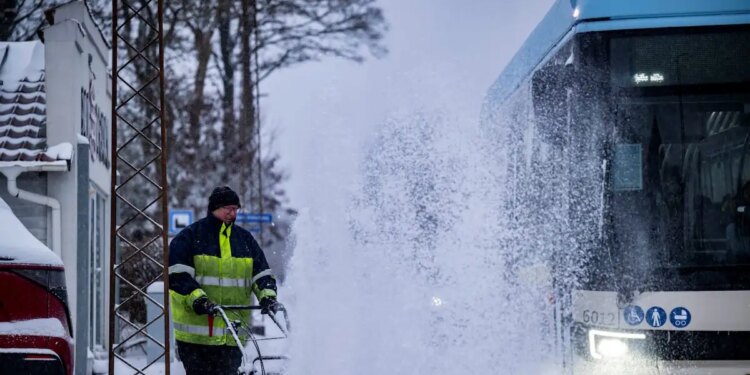 «Πάγωσαν» Δανία, Ρωσία, ΗΠΑ και Ιαπωνία - Εικόνες χάους στους δρόμους που «βούλιαξαν» στο χιόνι