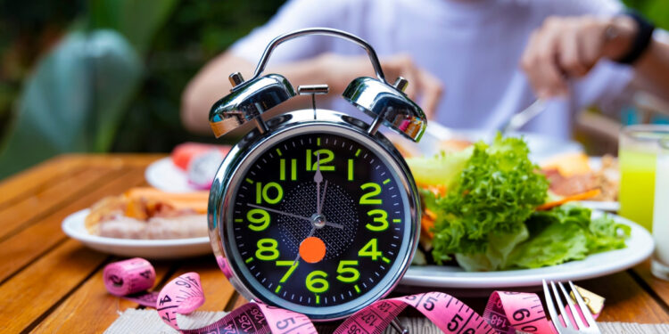 Ξεφουσκώνει ο μύθος της διαλειμματικής νηστείας: Γιατί οι ειδικοί λένε ότι δεν κάνει θαύματα στη διατροφή