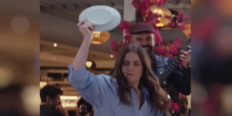 Η Ντρου Μπάριμορ διασκεδάζει «αλά ελληνικά» σε νέα διαφήμιση με τον Ορλάντο Μπλουμ