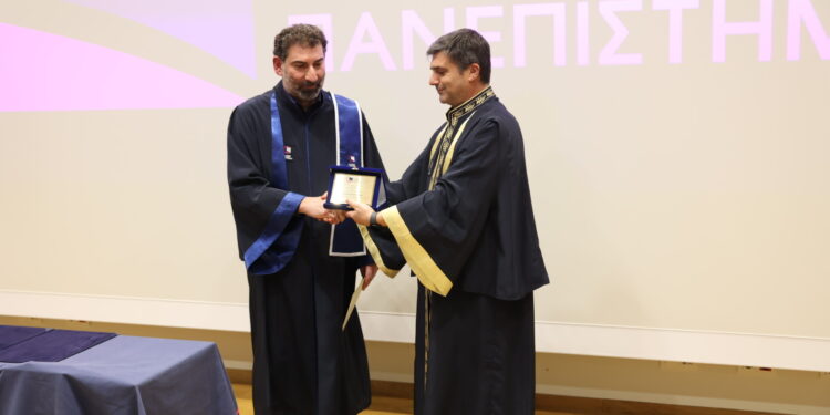 Επίτιμος διδάκτορας του ΕΑΠ ο Γιάννης Οικονομίδης
