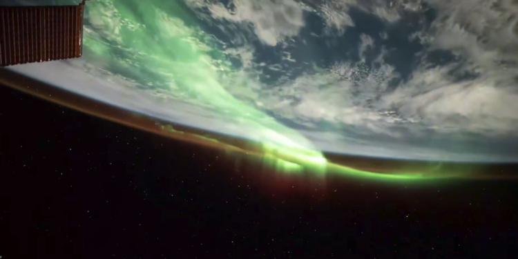 Βίντεο από τον ISS: Εντυπωσιακές πράσινες κορδέλες σέλαος «χορεύουν» τη Γη