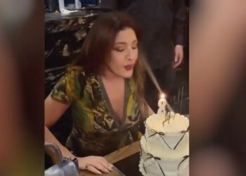 H Έλενα Παπαρίζου έγινε 44 και έσβησε κεράκι με το 8 στην τούρτα της