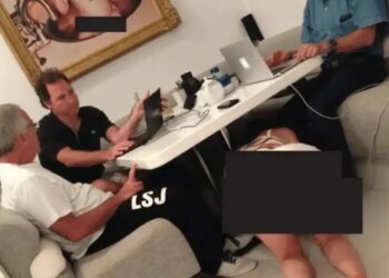 Τζέφρι Επστάιν: Αποτροπιασμός για τη νέα φωτογραφία – Η συζήτηση με φίλους και η γυναίκα κάτω από το τραπέζι