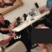 Τζέφρι Επστάιν: Αποτροπιασμός για τη νέα φωτογραφία – Η συζήτηση με φίλους και η γυναίκα κάτω από το τραπέζι