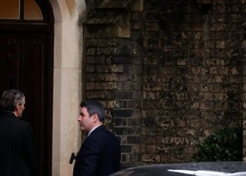 Βρετανία: Έφοδοι της αστυνομίας σε σπίτια για τη διερεύνηση των σχέσεων του Πίτερ Μάντελσον με τον Τζέφρι Επστάιν