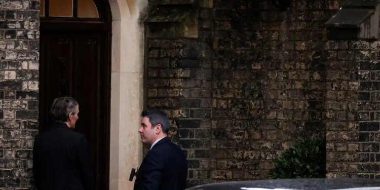 Βρετανία: Έφοδοι της αστυνομίας σε σπίτια για τη διερεύνηση των σχέσεων του Πίτερ Μάντελσον με τον Τζέφρι Επστάιν