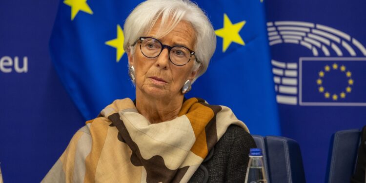 ΕΚΤ: Αμετάβλητα τα επιτόκια όσο ο πληθωρισμός κινείται στο 2%