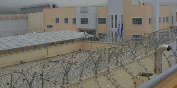 Έφοδος του ελληνικού FBI στις φυλακές Δομοκού: Δικογραφία σε βάρος 8 κρατουμένων για μαχαίρια και κινητά στα κελιά