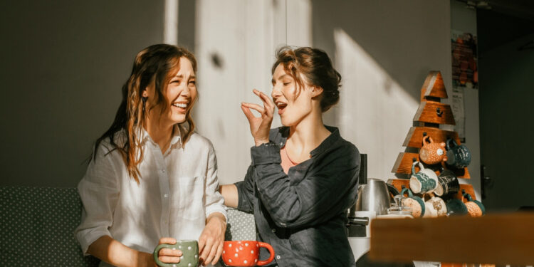 Πώς αλλάζουν οι φιλίες με το πέρασμα του χρόνου – Τι συμβαίνει στα 20, στα 40 και πιο πέρα