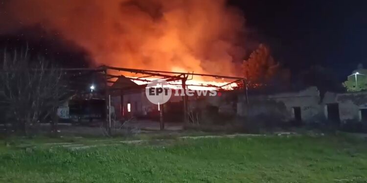 Θεσσαλονίκη: Φωτιά σε εγκαταλελειμμένο κτήριο στο πρώην στρατόπεδο Κόδρα