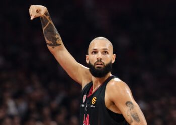 Το ταξίδι του Ολυμπιακού στο Ντουμπάι (vid) - www.ertsports.gr