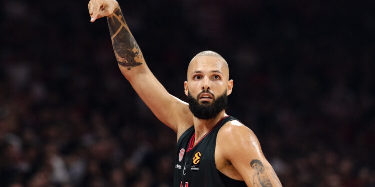 Το ταξίδι του Ολυμπιακού στο Ντουμπάι (vid) - www.ertsports.gr