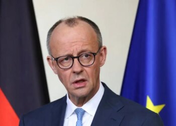 Politico: Ο Μερτς πιέζει για περισσότερες ώρες εργασίας - «Κοιτάξτε την Ελλάδα»