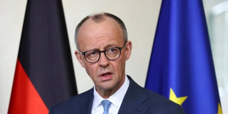 Politico: Ο Μερτς πιέζει για περισσότερες ώρες εργασίας - «Κοιτάξτε την Ελλάδα»