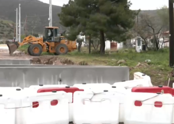 Στήθηκαν οδοφράγματα στη Γλυφάδα στο δρόμο που είχε γίνει χείμαρρος
