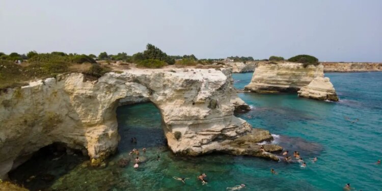 Ιταλία: Κατέρρευσε από την κακοκαιρία η διάσημη «Αψίδα των Εραστών» ανήμερα του Αγίου Βαλεντίνου