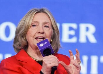 Τζέφρι Επστάιν: Η Χίλαρι Κλίντον δηλώνει άγνοια για τη δράση του και ζητά να καταθέσει ο Ντόναλντ Τραμπ