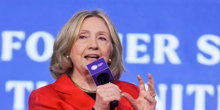 Τζέφρι Επστάιν: Η Χίλαρι Κλίντον δηλώνει άγνοια για τη δράση του και ζητά να καταθέσει ο Ντόναλντ Τραμπ