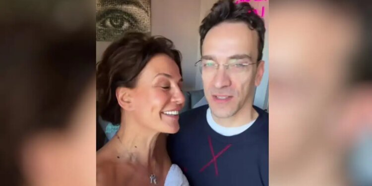 Η Δήμητρα Ματσούκα τυλιγμένη με μία άσπρη πετσέτα στο Παρίσι