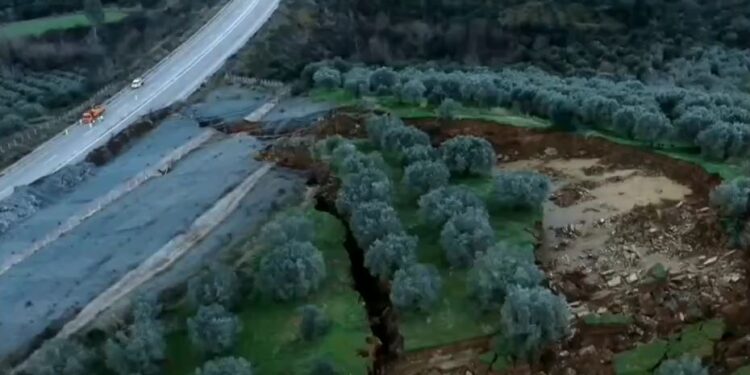 Κλειστή η Ιόνια Οδός από Άρτα μέχρι Αμφιλοχία μετά την κατολίσθηση: Σχεδόν 200.000 κυβικά μέτρα το μέγεθός της λέει ο Λέκκας στο ΕΡΤnews