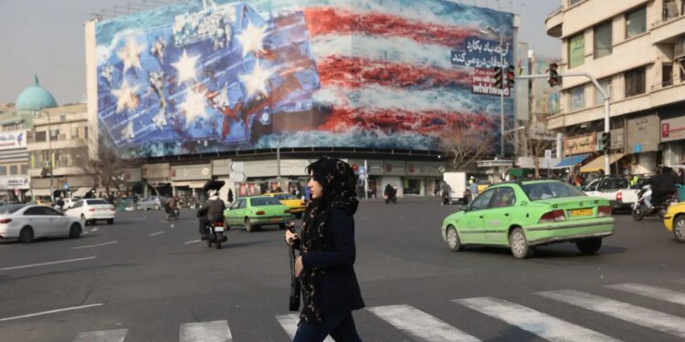 Οι ΗΠΑ ζητούν από τους Αμερικανούς να φύγουν από το Ιράν πριν ξεκινήσουν οι κρίσιμες διαπραγματεύσεις στο Ομάν