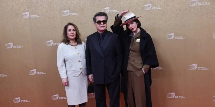 Ο σκηνοθέτης Τζαφάρ Παναχί φοβάται ότι ο λαός του Ιράν θα θυσιαστεί κατά τις διαπραγματεύσεις με τις ΗΠΑ